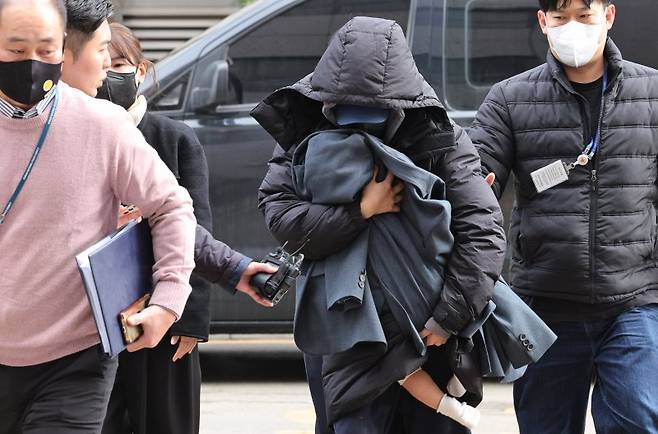 배우 故이선균씨를 협박해 수천만원을 받은 20대 여성 B씨가 인천 미추홀구 인천지방법원에서 열린 구속 전 피의자 심문(영장실질심사)에 출석하고 있다.