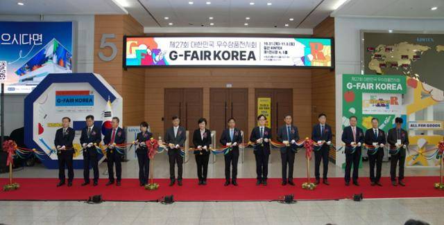 31일 경기 고양시 킨텍스에서 열린 제27회 대한민국우수상품전시회(G-FAIR KOREA 2024)에서 강성천(오른쪽 여섯 번째) 경기도경제과학진흥원장과 오후석(일곱 번째) 경기도 행정2부지사 등 주요 인사들이 테이프 커팅을 하고 있다. 경과원 제공