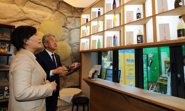 송미령(왼쪽) 농림수산식품부 장관, 강호동 농협중앙회장이 지난 25일 서울 성동구 힙촌일기 안테나숍에서 열린 개장 행사에서 안테나숍을 둘러보고 있다. 뉴시스