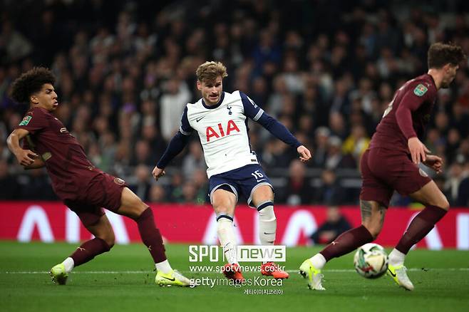 ▲ 토트넘 홋스퍼는 31일(한국시간) 영국 런던의 토트넘 홋스퍼 스타디움에서 열린 2024-25시즌 잉글랜드 카라바오컵 16강에서 맨체스터 시티를 2-1로 제압하며 8강에 진출했다. 손흥민은 최근 부상이 재발하며 직전 2경기에 이어 이번 경기에도 결장했다. 대신 그는 사복 차림으로 경기장을 찾아 동료들을 응원했다.