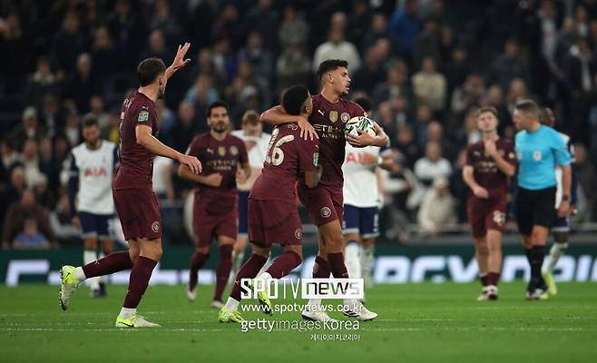 ▲ 토트넘 홋스퍼는 31일(한국시간) 영국 런던의 토트넘 홋스퍼 스타디움에서 열린 2024-25시즌 잉글랜드 카라바오컵 16강에서 맨체스터 시티를 2-1로 제압하며 8강에 진출했다. 손흥민은 최근 부상이 재발하며 직전 2경기에 이어 이번 경기에도 결장했다. 대신 그는 사복 차림으로 경기장을 찾아 동료들을 응원했다.