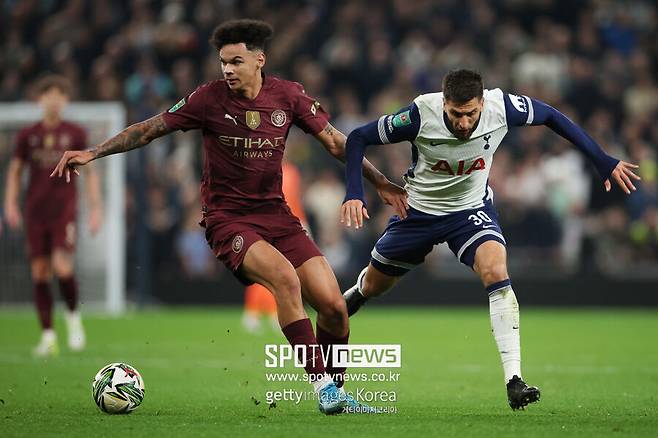 ▲ 토트넘 홋스퍼는 31일(한국시간) 영국 런던의 토트넘 홋스퍼 스타디움에서 열린 2024-25시즌 잉글랜드 카라바오컵 16강에서 맨체스터 시티를 2-1로 제압하며 8강에 진출했다. 손흥민은 최근 부상이 재발하며 직전 2경기에 이어 이번 경기에도 결장했다. 대신 그는 사복 차림으로 경기장을 찾아 동료들을 응원했다.