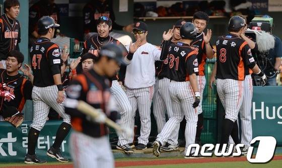 2013년 강민호와 손아섭이 롯데 자이언츠에서 함께 뛰던 시절. 6월 9일 잠실구장에서 열린 LG 와 롯데 경기에서 4회초 무사 만루 롯데 박종윤의 역전 3타점 적시타때 홈을 밟은 전준우, 손아섭이 동료들의 축하를 받고 있다. 2013.6.9/뉴스1