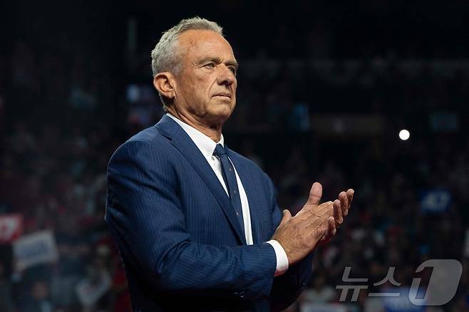 사퇴한 미국 대선 무소속 후보 로버트 케네디 주니어가 23일(현지시간) 애리조나주 글렌데일에서 열린 선거 집회서 공화당 대선 후보인 도널드 트럼프 전 대통령을 지지하는 선언한 뒤 연설을 듣고 있다. 2024.08.25 ⓒ AFP=뉴스1 ⓒ News1 우동명 기자