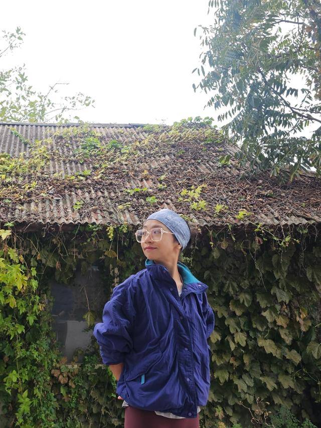 책 '사랑과 통제와 맥주 한잔의 자유'의 저자 김도미씨. 그는 백혈병을 진단받고 난 후 경험한 이야기를 엮어 책을 냈다. 동아시아 제공