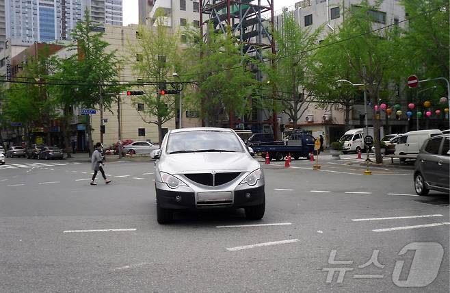 한 SUV 차량이 도로 한복판에 주차돼 있다.(부산진구 제공)