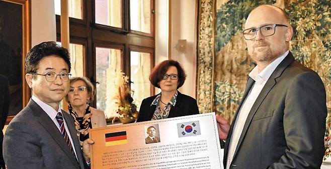 이철우(왼쪽) 경북도지사가 지난 31일(현지 시각) 독일 뒤스부르크 쇠렌 링크 시장에게 '박정희 전 대통령 방독 60주년 기념 현판'을 전달하고 있다. /경북도