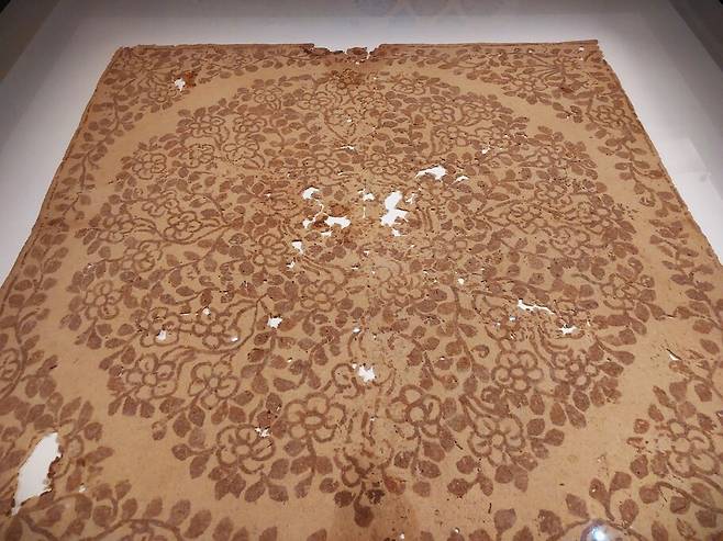 화려한 꽃줄기 덩굴무늬가 들어간 펠트 천 양탄자도 전시 중이다. 노형석 기자