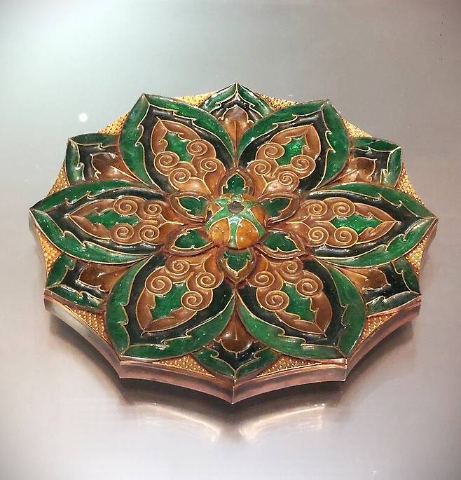 칠보와 유리, 귀금속으로 장식한 거울. 서아시아 고대 장식공예품의 영향을 받았다는 점에서 경주 계림로 출토 신라 황금보검과 맥락이 닿는 고대 동아시아 최고 수준의 거울 공예품으로 꼽힌다. 노형석 기자