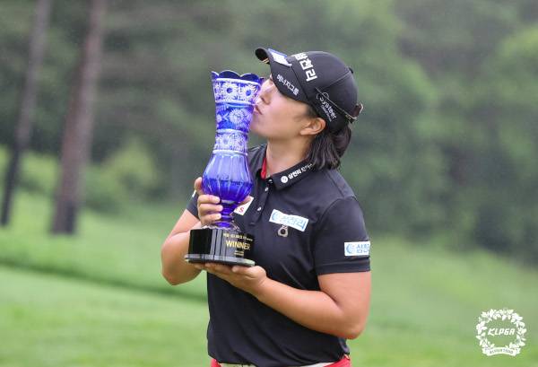 2021년 4월 강원 용평 버치힐GC에서 열린 KLPGA투어 맥콜·모나파크 오픈 with SBS 골프에서 우승한 뒤 트로피에 입을 맞추는 모습. KLPGA 제공