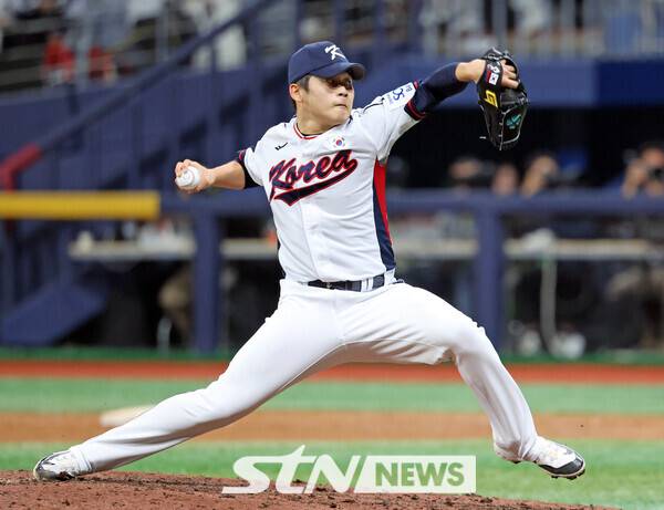 1일 서울 구로구 고척스카이돔에서 열린 2024 WBSC 프리미어12 한국 야구대표팀과 쿠바의 1차 평가전, 9회초 박영현이 역투하고 있다. 사진┃뉴시스