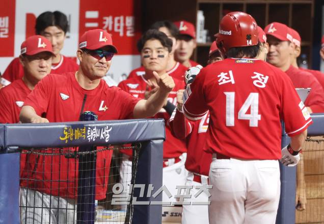 2024 KBO리그 프로야구 키움히어로즈와 SSG랜더스의 경기가 6일 오후 서울 고척스카이돔에서 열렸다. 1회초 2사 최정이 솔로홈런을 치고 홈인하자 이숭용 감독이 더그아웃에서 맞이하고 있다. 고척=김민규 기자 mgkim1@edaily.co.kr /2024.08.06/