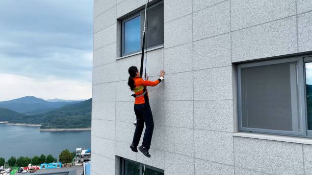 119대원이 완강기 시범을 보이고 있다. 경북소방본부 제공.