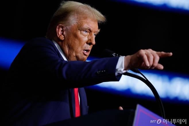 (피츠버그 AFP=뉴스1) 우동명 기자 = 미국 공화당 대통령 후보 도널드 트럼프 전 대통령이 4일 (현지시간) 펜실베이니아주 피츠버그에서 열린 선거 집회서 “펜실베이니아에서 승리가 대선 승리로 이어지는 만큼 반드시 투표해야 한다” 고 말하고 있다. 2024.11.05 ⓒ AFP=뉴스1 Copyright (C) 뉴스1. All rights reserved. 무단 전재 및 재배포, AI학습 이용 금지. /사진=(피츠버그 AFP=뉴스1) 우동명 기자