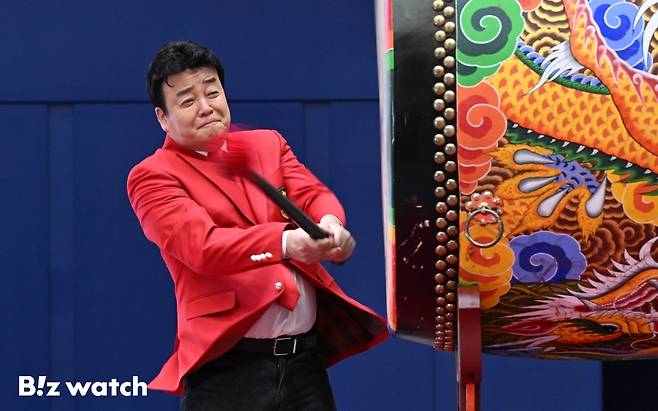 백종원 더본코리아 대표가 6일 서울 영등포구 여의도 한국거래소에서 열린 더본코리아 유가증권시장 신규 상장기념식에서 북을 치고 있다./사진=이명근 기자 qwe123@