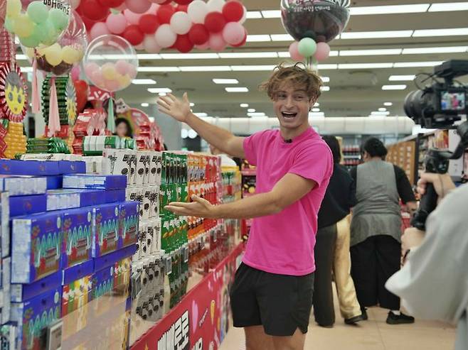 한국에서 빼빼로데이 문화를 체험하는 글로벌 메가 인플루언서 ‘토퍼 길드’.ⓒ롯데웰푸드