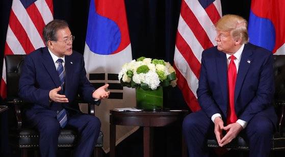 2020년 10월 2일 한미정상회담 당시 문재인(왼쪽) 전 대통령과 도널드 트럼프 전 미국 대통령. 뉴시스