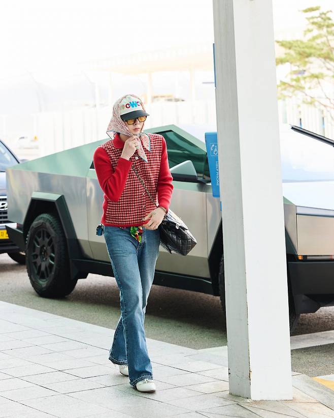 지난 4일, 홍콩에서 열리는 패션쇼 참석을 위해 출국한 지드래곤은 인천국제공항에 모습을 드러냈다. /사진=샤넬(CHANEL) 제공