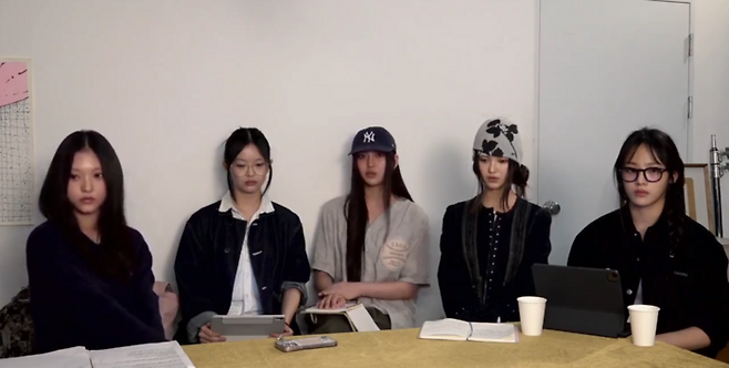 지난 9월 유튜브 라이브 방송을 통해 민희진 전 대표의 어도어 대표직 사임에 대한 심경과 하이브와 방시혁 의장을 향한 작심 발언을 한 뉴진스. 사진=유튜브 캡쳐