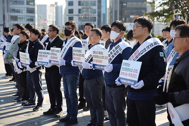 지난 6일 충남 서산시내에서 현대트랜시스 협력회 회원들이 현대트랜시스의 파업 중단을 호소하고 있다.<현대트랜시스 협력사회>