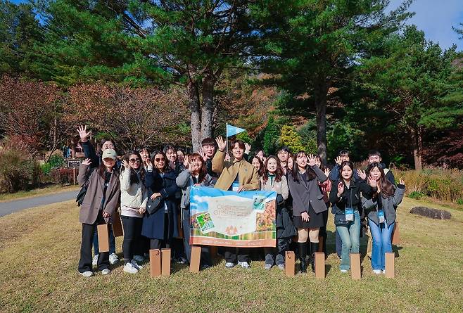 지난 5일 문화체육관광부와 한국관광공사가 ‘대한민국 구석구석, 여행가는 가을’ 여행캠페인의 일환으로 ‘여행친구 여진구’ 프로그램을 가평의 주요 관광지에서 진행했다. 사진은 배우 여진구와 참가자들의 기념촬영 모습(사진=한국관광공사 제공, 무단 전재-재배포 금지)