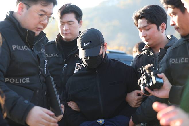 '훼손 시신' 유기 장소 찾은 군 장교 (화천=연합뉴스) 강태현 기자 = 6일 강원 화천군 북한강에서 함께 근무하던 여성 군무원을 살해한 뒤 시신을 훼손하고 북한강에 유기한 현역 군 장교 A(38)씨에 대한 현장 검증이 진행됐다. 사진은 A씨가 호송차에서 내려 취재진 질문에 묵묵부답하는 모습. 2024.11.6 taetae@yna.co.kr (끝) <저작권자(c) 연합뉴스, 무단 전재-재배포, AI 학습 및 활용 금지> 연합뉴스