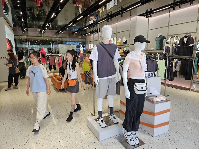 중국 톈진 고급 쇼핑몰에 있는 애슬래저 매장에서 현지 고객들이 물건을 보고 있다.