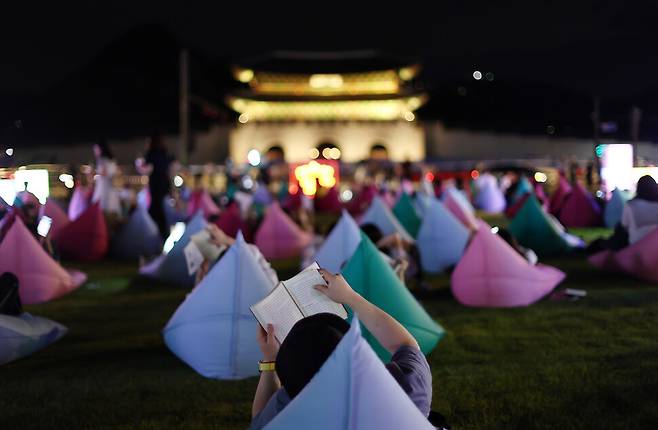 지난 9월3일 저녁 서울 광화문 책마당 ‘밤의 도서관’에서 시민들이 독서를 즐기고 있다. 연합뉴스