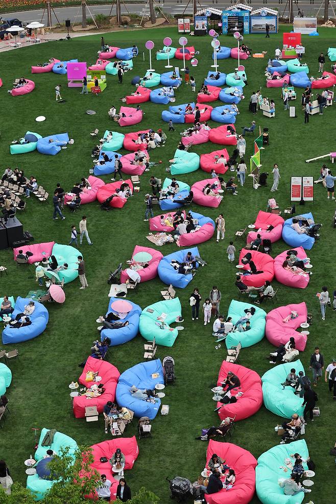 지난달 31일 서울광장 야외도서관에서 시민들이 책을 읽고 있다. 김진수 선임기자