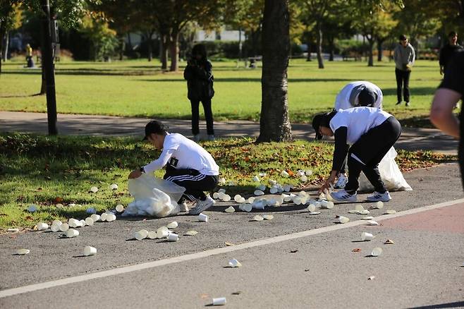 ▲ 블루런 참가자들은 자원봉사자인 '위아런 민트스퍼트 러닝크루'를 만날 수 있다. 어려운 상황이 생기면 이들에게 도움을 요청하면 된다. ⓒ위아런 민트스퍼트 러닝크루 제공