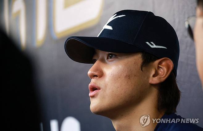 취재진 질문에 답하는 김도영 (타이베이=연합뉴스) 한종찬 기자 = 프리미어12 야구대표팀 김도영이 9일 오후 대만 타이베이 톈무야구장에서 열린 첫 훈련에서 취재진 질문에 답하고 있다. 2024.11.9 saba@yna.co.kr