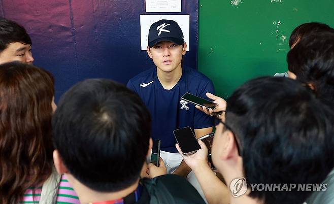 김도영에 쏠린 눈 (타이베이=연합뉴스) 한종찬 기자 = 프리미어12 야구대표팀 김도영이 9일 오후 대만 타이베이 톈무야구장에서 열린 첫 훈련에서 취재진 질문에 답하고 있다. 2024.11.9 saba@yna.co.kr