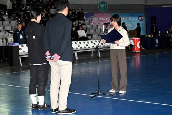 10일 서울 송파구 올림픽공원 SK핸드볼 경기장에서 열린 SOL페이 24-25핸드볼 H리그 개막식 팬 퍼스트 행사에 참석한 SK슈글즈 김경진 감독과 서울시청 우빛나 선수. 사진┃한국핸드볼연맹사진┃