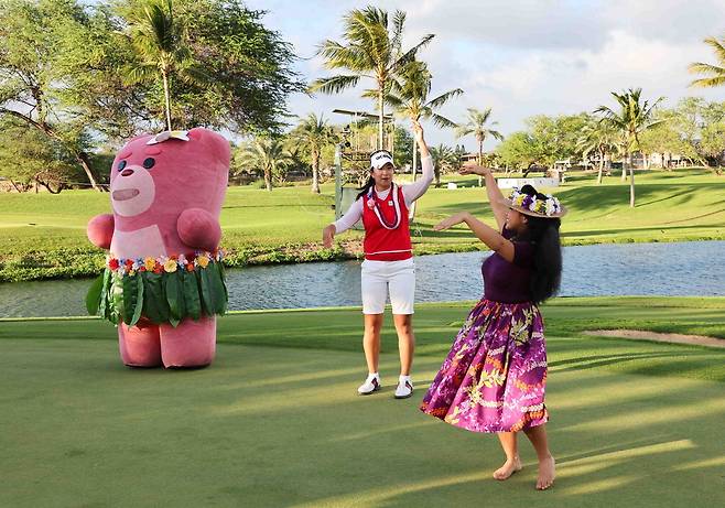 김아림이 10일 열린 LPGA 투어 롯데 챔피언십 시상식에서 하와이 전통 춤인 훌라 댄스를 추면서 미소 짓고 있다. 대홍기획