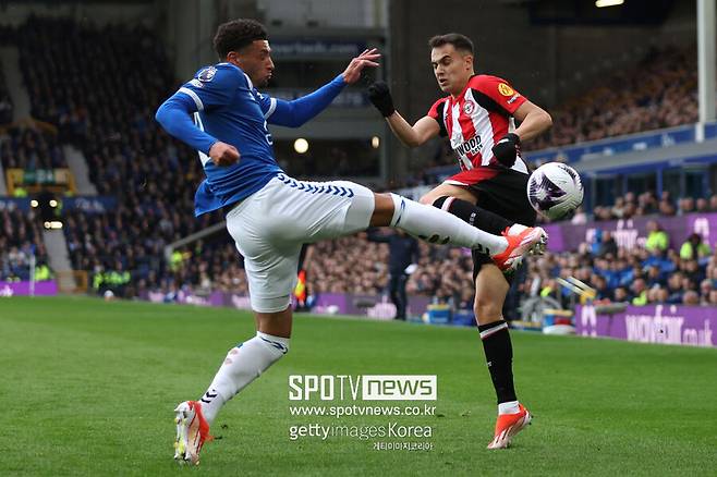 ▲ 영국 매체 '커트오프사이드'는 10일(한국시간) "레길론이 1월에 토트넘을 떠나 출전 기회를 얻고자 한다"라고 보도했다. 이어 "그는 프리미어리그와 유로파리그 등 토트넘 스쿼드에 포함되지 않고 있다"라며 "레길론은 더 많은 출전 시간을 원하고, 최고의 컨디션을 되찾기 위해 새로운 도전을 모색하고 있다"라고 덧붙였다. 또한 "레길론이 성공적인 임대 기간을 보낸 세비야가 그를 데려오고 싶어 한다. 클럽은 그의 경험을 중요하게 생각하고, 시즌 후반기에 전력을 강화하고자 한다"라고 전했다.