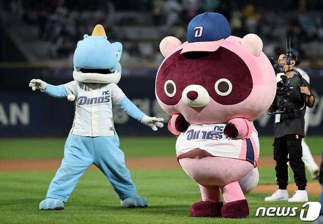 엔씨소프트 게임 캐릭터인 도구리가 경남 창원시 마산회원구 양덕동 창원NC파크에서시구를 하고 있다. 2023.11.3/뉴스1 ⓒ News1 김진환 기자