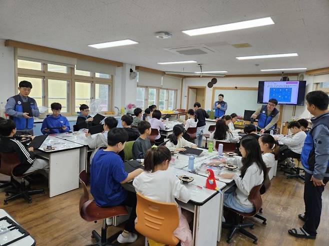 한수원 월성원자력본부에서 직원들이 일일교사가 돼 아톰공학교실 수업을 진행하고 있다. 한수원 월성본부 제공