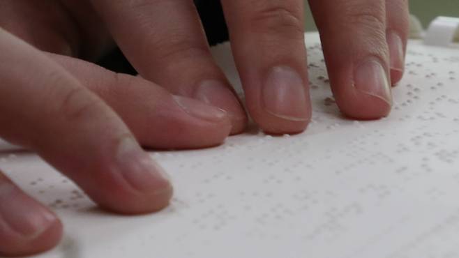 시각장애 수험생이 지난 모의고사 문제를 풀고 있다. /박성원 기자