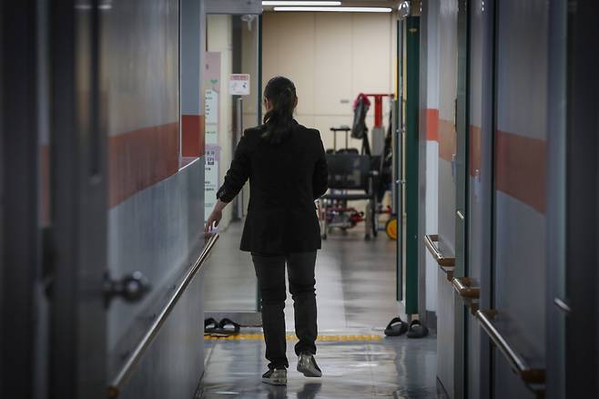 박미연 학생이 6일 점심 식사를 마치고 "오늘은 제가 분리수거 당번"이라며 서둘러가는 뒷모습. 수능을 일주일 앞둔 고3임에도 불구하고 본인에게 주어진 일은 충실히 해내는 모습에 책임감이 느껴졌다. /박성원 기자