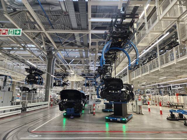 지난달 23일(현지시각) 독일 진델핑겐에 있는 메르세데스-벤츠의 자동차 조립 공장 팩토리56에서 조립 중인 차량들이 로봇에 실려 이동하고 있다. 남지현 기자