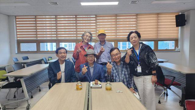 우희조, 우희삼, 우희계 등 삼형제와 강영희씨가 대구중구노인복지관에서 함께 기념 사진을 촬영하고 있다. 박영자씨 제공