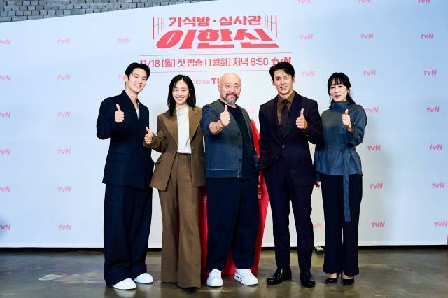 11일 온라인으로 진행된 tvN 드라마 '가석방 심사관 이한신' 제작발표회에서 배우들과 윤상호 감독(가운데)이 포즈를 취하고 있다. tvN 제공