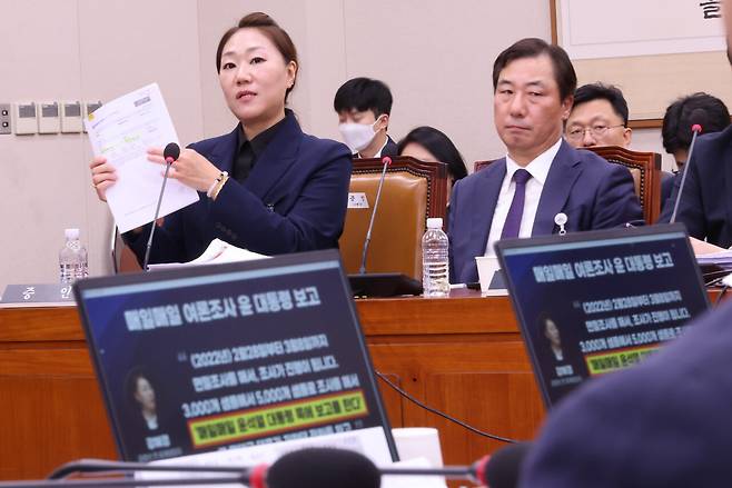 강혜경 씨가 10월21일 오후 국회 법제사법위원회 국정감사에서 질의에 답하고 있다. ⓒ연합뉴스