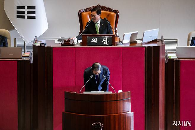 11월4일 한덕수 국무총리가 국회에서 열린 2025년도 예산안 및 기금운용 계획안에 대한 정부의 시정연설에 앞서 의원들을 향해 인사를 하고 있다. ⓒ시사IN 신선영