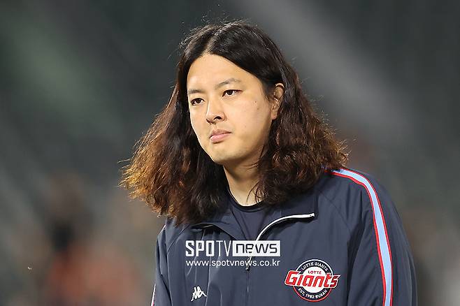 ▲ 올 시즌을 마치고 생애 첫 FA 권리를 행사한 김원중은 롯데와 4년 총액 54억원에 계약을 맺으면서 잔류를 선택했다. 김원중은 개인 통산 381경기에 등판해 675이닝을 던져 39승 49패 132세이브 4홀드 평균자책점 5.08을 기록하고 있다. 올해는 56경기에 나서 63⅓이닝을 투구하면서 3승 6패 25세이브 평균자책점 3.55를 마크했다. ⓒ곽혜미 기자