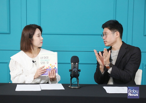 베이비뉴스는 11월 맘스클래스 부모4.0에 원민우 광주여자대학교 언어치료학 교수를 초빙해 '우리 아이 언어발달 상담소_0~5세 언어 발달 무엇이든 물어보세요'를 진행했다. 원민우 교수는 최근 신간 「내 아이 언어 발달의 모든 것」(출판사 시월)을 펴냈다. 소장섭 기자 ⓒ베이비뉴스