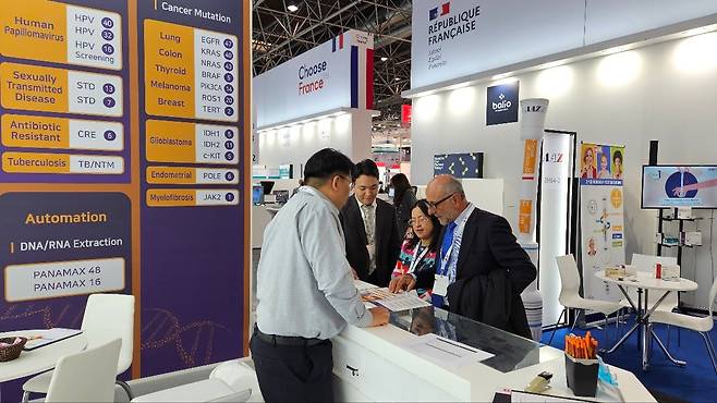 11일(현지시간) 독일 뒤셀도르프에서 열린 세계 최대 의료기기 전시회 메디카(MEDICA) 2024에 마련된 HLB파나진 부스에서 직원들이 참관객들에게 자사 진단 제품들을 소개하고 있다./HLB파나진