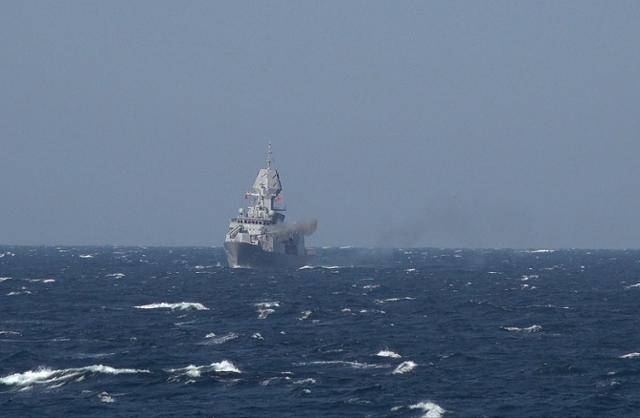 지난해 11월 울산 인근 해상에서 호주 왕립 해군 호위함 투움바함이 연합 해상 실사격 훈련을 하고 있다. 해군 제공