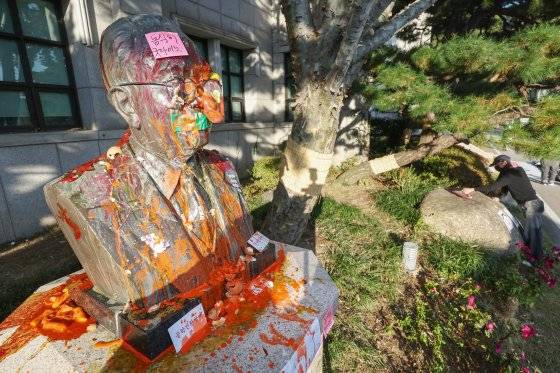 11일 오후 서울 성북구 동덕여자대학교 앞 조동식 선생(동덕여대 설립자) 흉상이 남녀공학 전환 추진에 반발한 학생들에 의해 달걀, 페인트 등을 뒤집어 쓰고 있다. 뉴스1