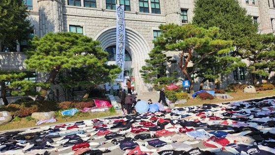 동덕여대에서 남녀공학 전환 반대 시위가 벌어졌다. 12일 서울 성북구 성신여대 본관 앞에 과 점퍼를 벗어 땅바닥에 널어놓는 시위가 이어지고 있다. 김서원 기자